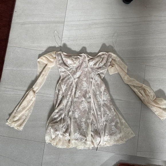 House of CB Analissa Long Sleeve Lace Minidress - Picture 3 of 4